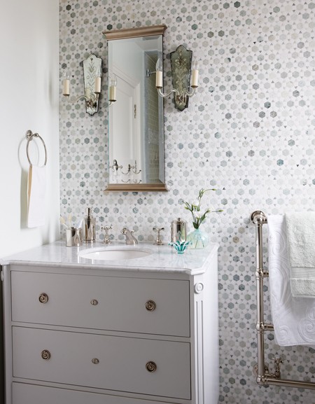 house-home-sarah-richardson-design-gustavian-kids-bathroom-photobystaceybrandford-march2012