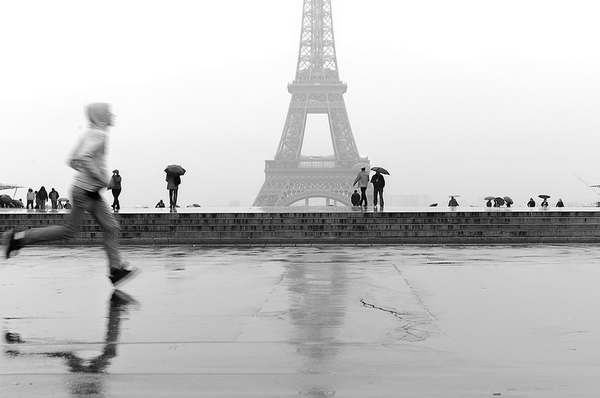 Laurent-Scheinfeld-boy running-Eiffel-Tower-Paris