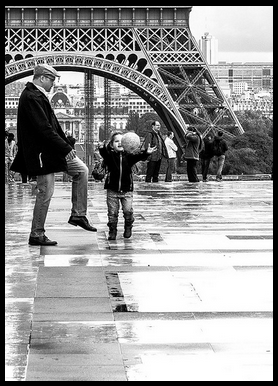 father-daughter-Eiffel-Tower-Lauren-Scheinfeld