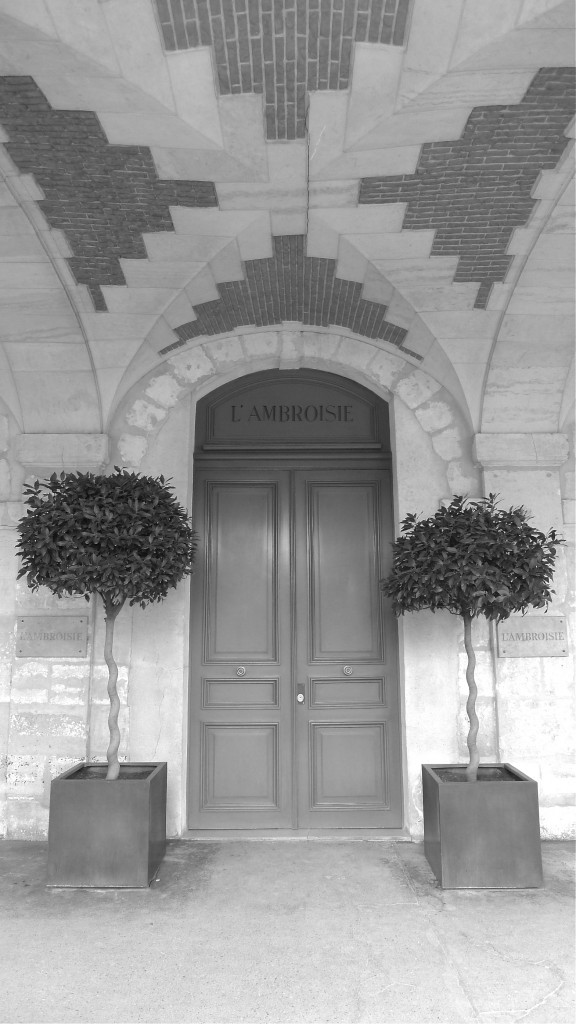 White-Cabana-Place-des-vosges-Paris-4