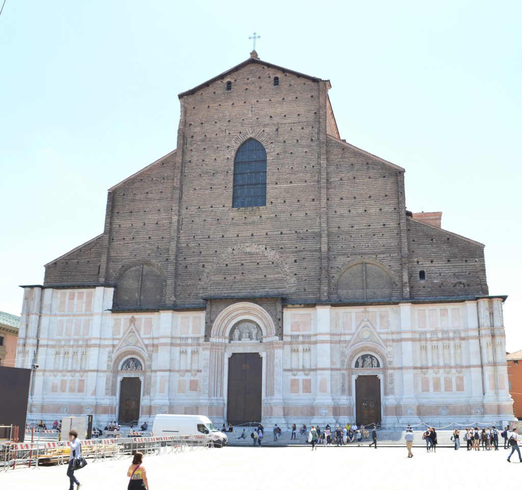 White-Cabana-Piazza-Maggiore-Bologna