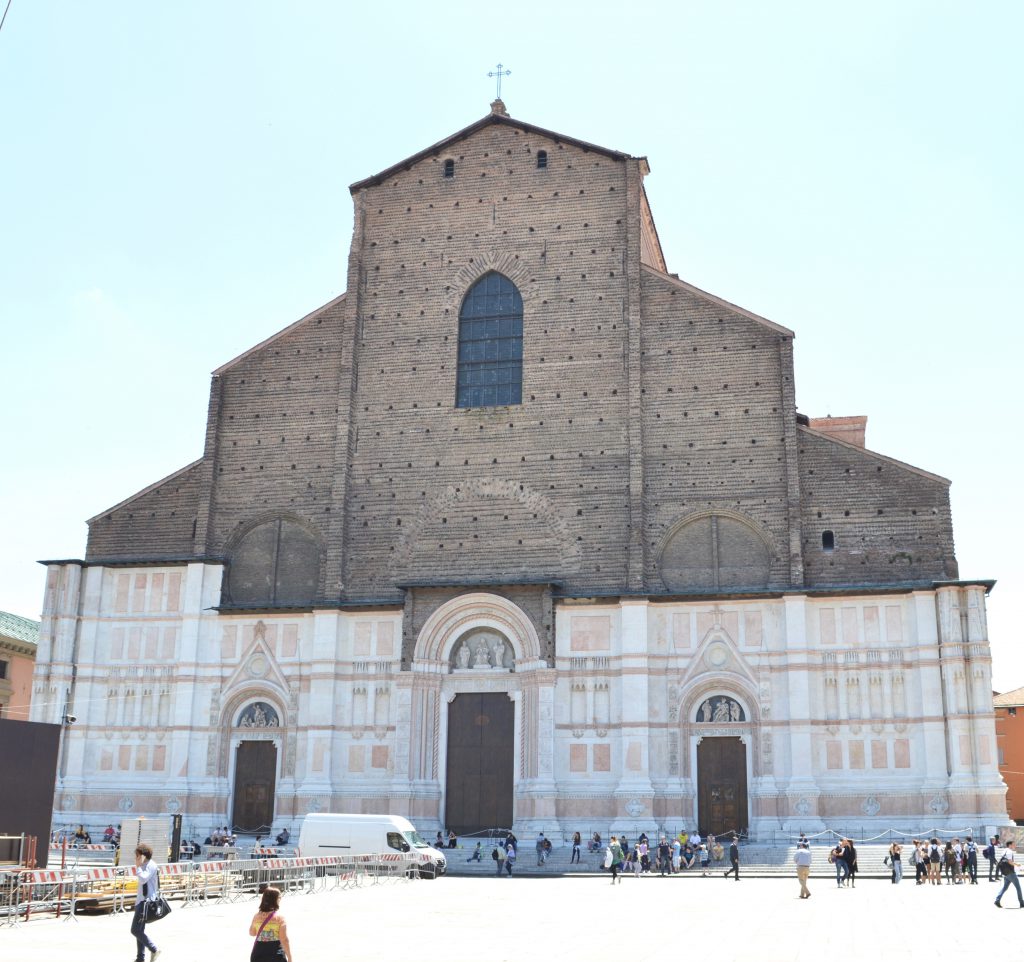 White-Cabana-Piazza-Maggiore-Bologna