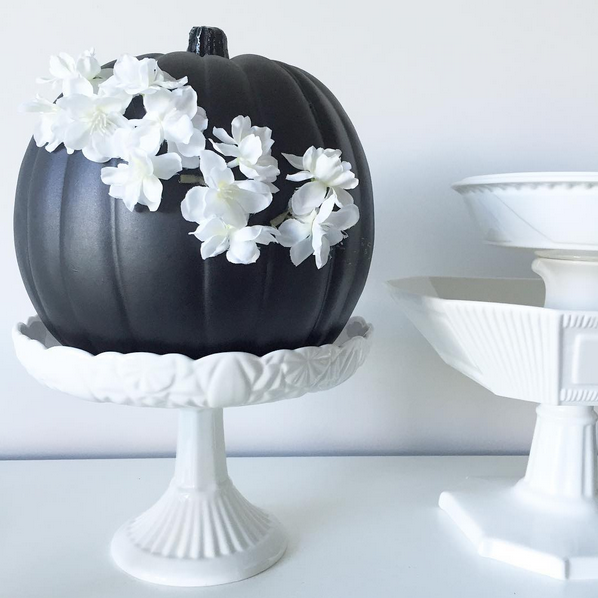 sarah-gunn-halloween-chic-black-pumpkin-white-flowers