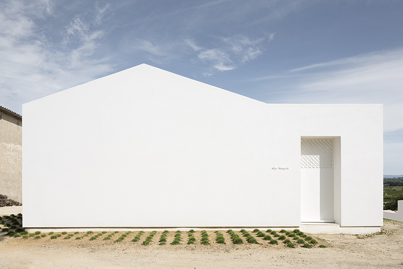 artelabo-villa-tranquille-quiet-house-herault-valley-south-of-france-designboom-03