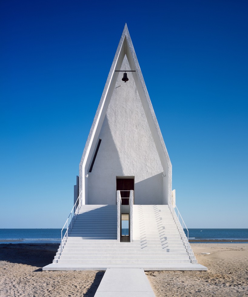 vector-architects-chapel-by-the-beach-designboom-02-818x979